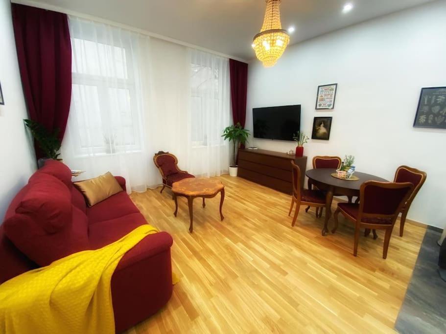 Apartment Heart Street With A Piece Of Old Style *